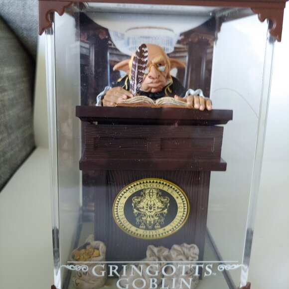 Noble Collection - Statue Harry Potter Magical Creatures - Gringotts Goblin 19cm - Picture 3 of 4